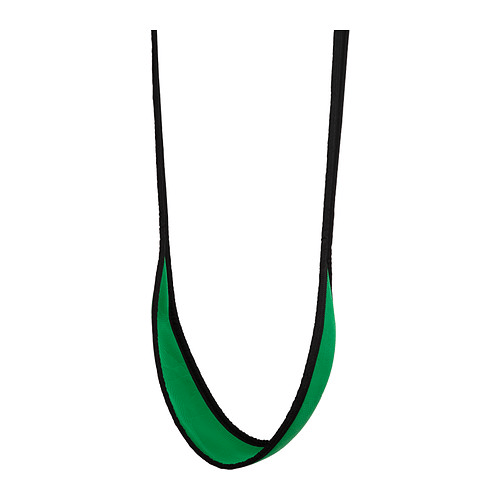 Un columpio para niños verde con ribetes negros sobre un fondo blanco.