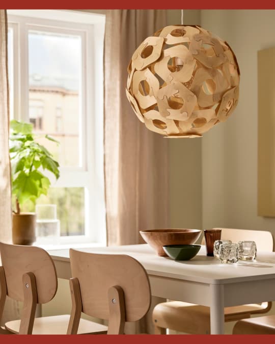 Un comedor al lado de una ventana donde hay una cortina de velo y otra de tela haciendo juego para controlar la luz.