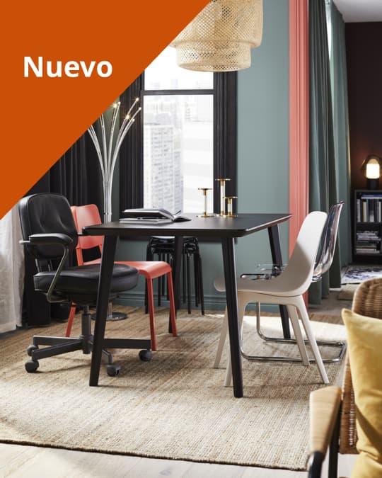 Un comedor con una mesa LISABO negra y cuatro diferentes sillas de comedor.