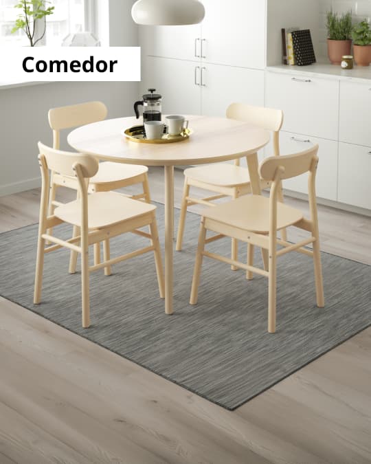 Un comedor de 4 puestos con mesa redonda.