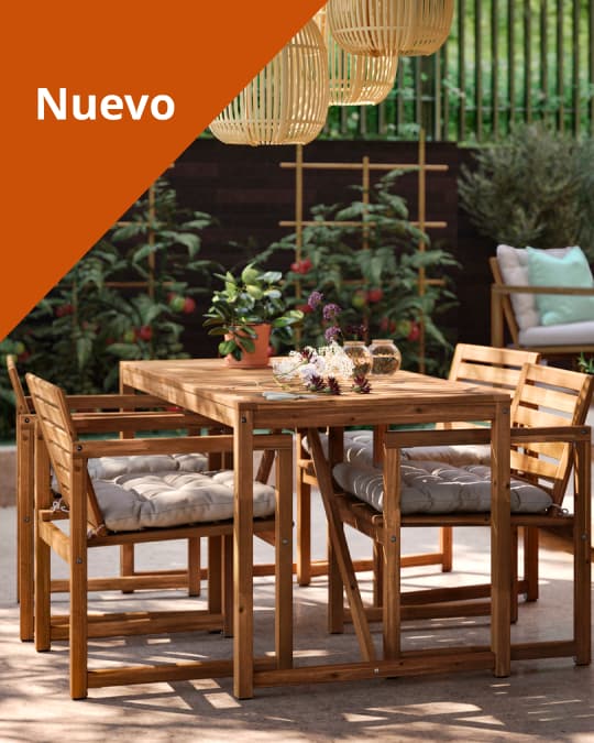 Un comedor de terraza con muebles de madera 