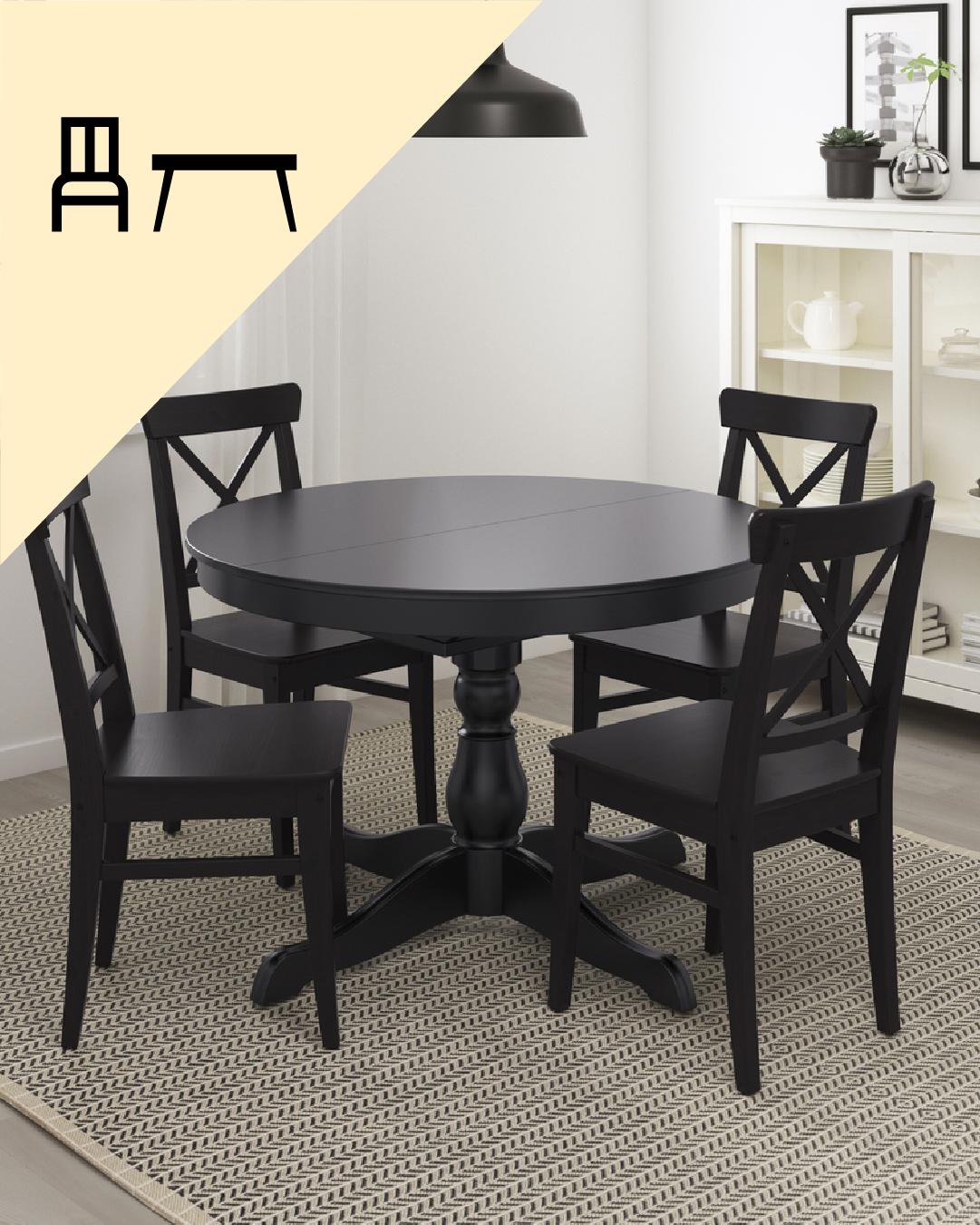 Un comedor negro con mesa redonda y cuatro sillas. En la parte superior izquierda de la imagen un tríangulo amarillo con íconos de comedor.
