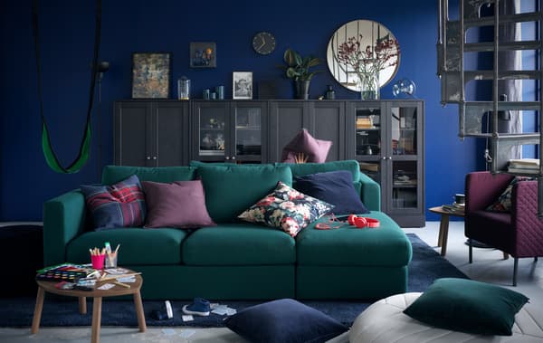 Un cómodo sofá VIMLE de IKEA verde oscuro sirve como pieza central del salón.