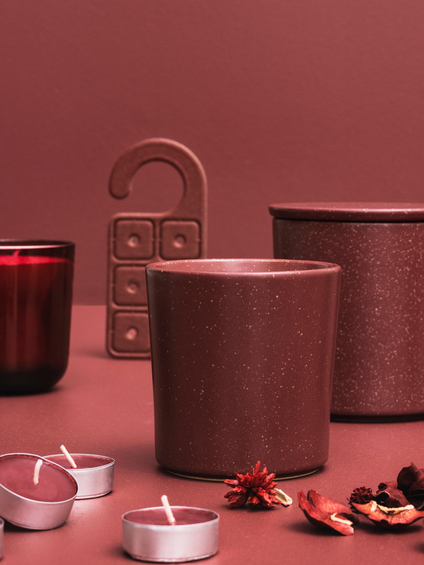 Un conjunt d'espelmes STÖRTSKÖN amb aroma de fruites del bosc, popurri i un ambientador per a l'armari davant d'un fons de color rosa clar.