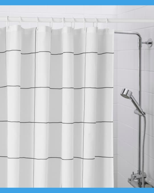 Un cortina de baño blanca a cuadros.