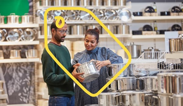 Un couple regardant ensemble le prix en offre d'une casserole