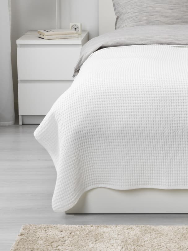 un couvre-lit blanc posé sur un lit