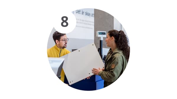Un coworker IKEA sta ritirando un prodotto reso da una cliente