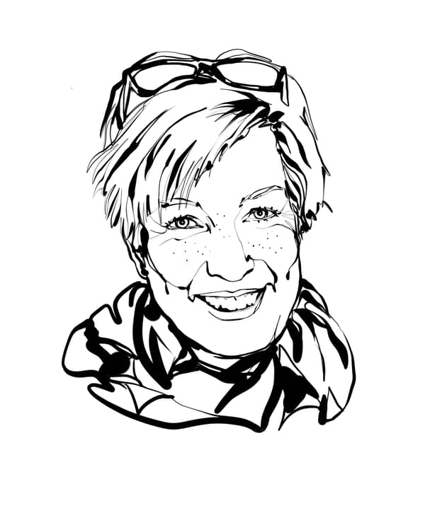 Un croquis en noir et blanc de la designer d’intérieur de IKEA, Mia Gustafsson : elle sourit, a les cheveux courts, et porte des lunettes sur la tête, ainsi qu’une écharpe.