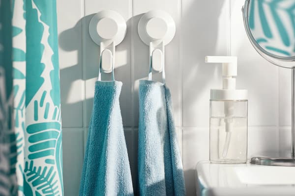 Un cuarto de baño cun toalleiro instalado na parede.