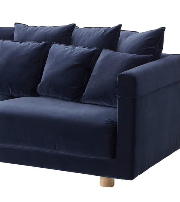 Un divano blu scuro.
