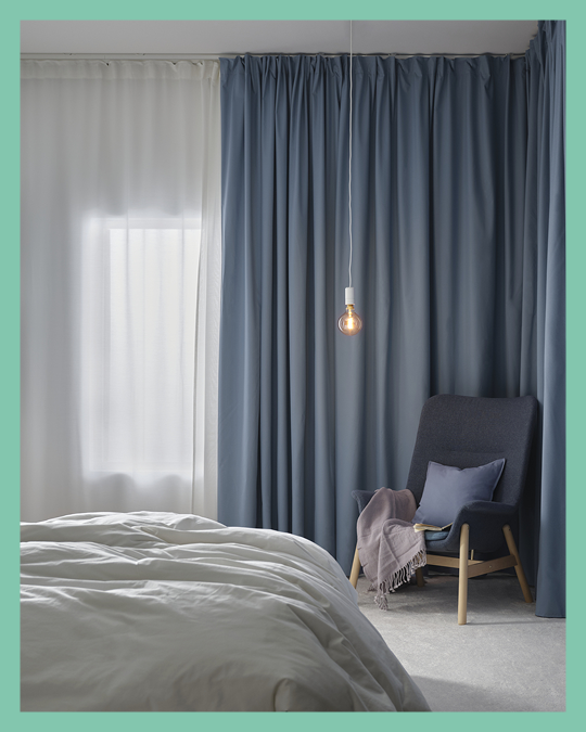 Un dormitorio con dos juegos de cortinas cerradas.