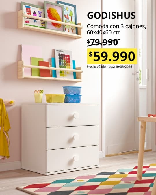 Un dormitorio infantil con una cómoda GODISHUS blanca con 3 cajones.