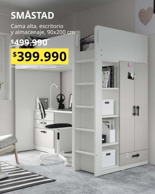 Un dormitorio infantil con unacama alta con repisas SMÅSTAD.