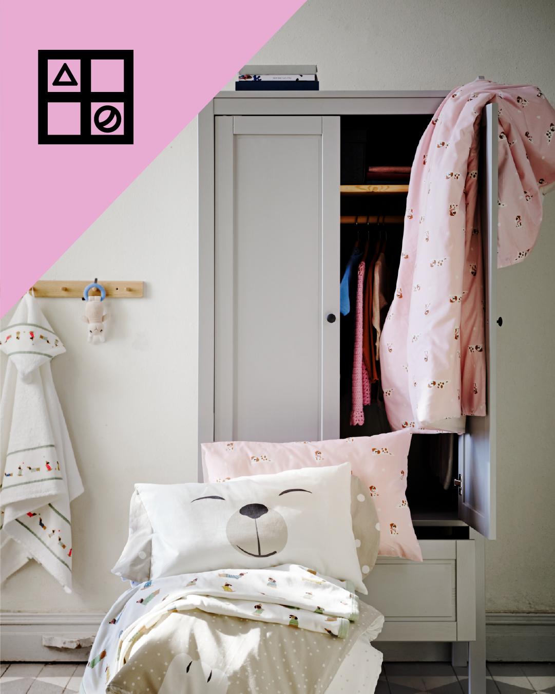 Un dormitoriode niños con un clóset infantil gris y en la esquina superior de la imagen un triángulo rosa con figuras geométricas.