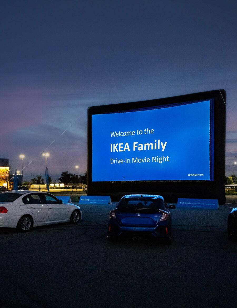 Un écran géant de ciné-parc pendant le coucher de soleil.