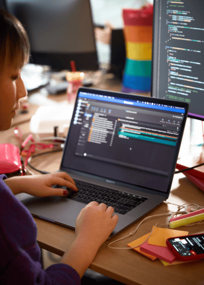 Un employé de FunPlus en train de coder sur un ordinateur portable.