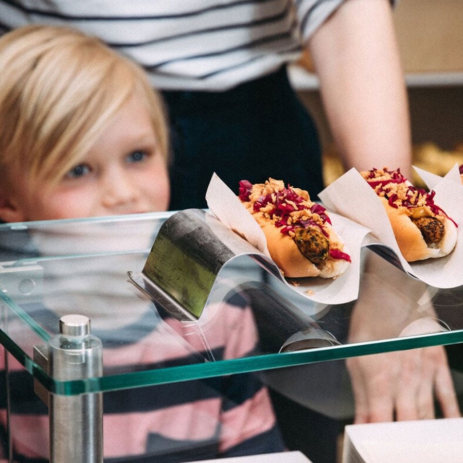 Un enfant qui prend un hot dog