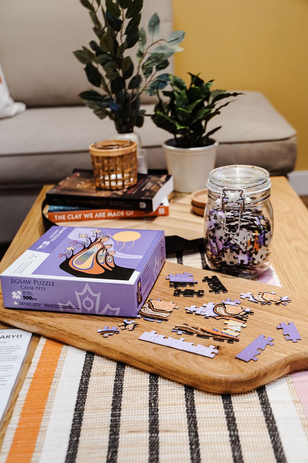 Un ensemble de pièces de casse-tête et autres objets décoratifs sur une table.