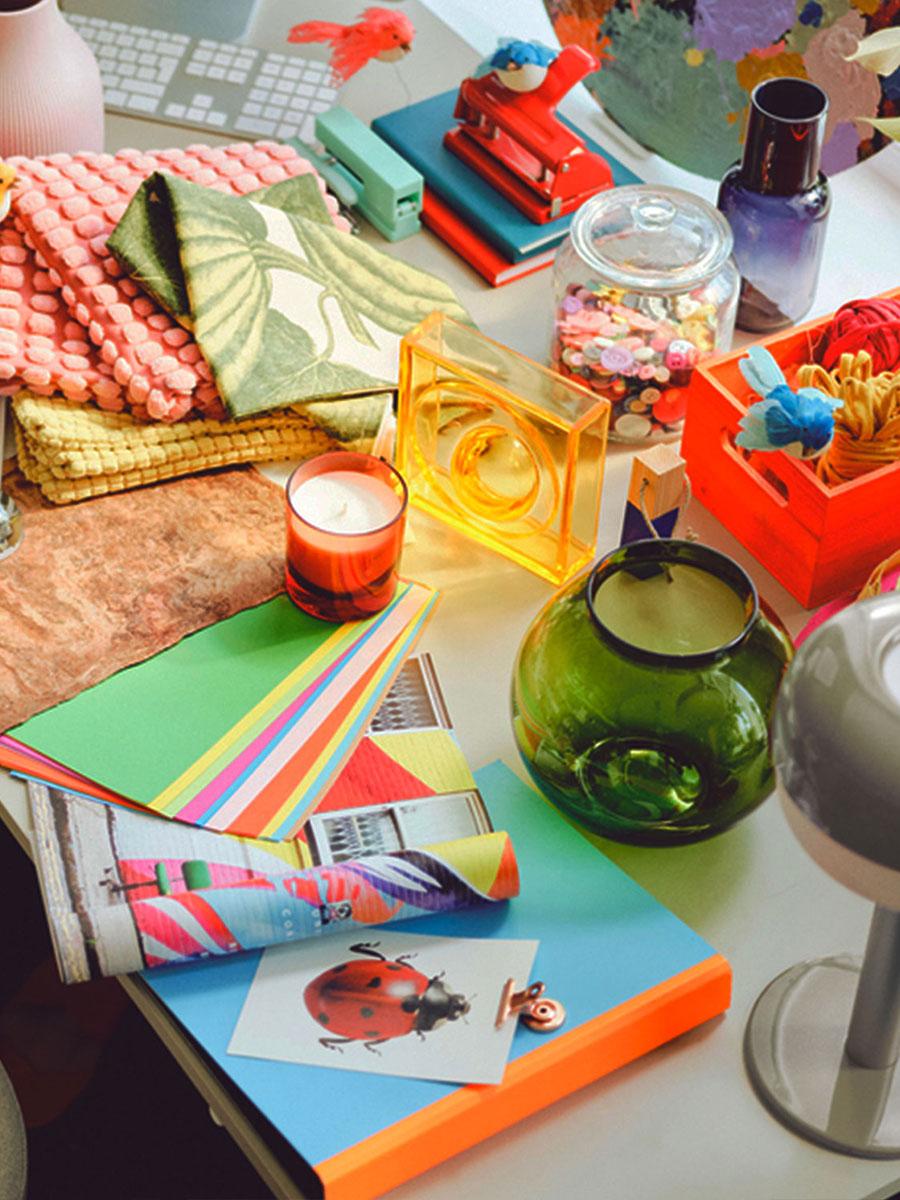 Un ensemble d'objets colorés sur une table