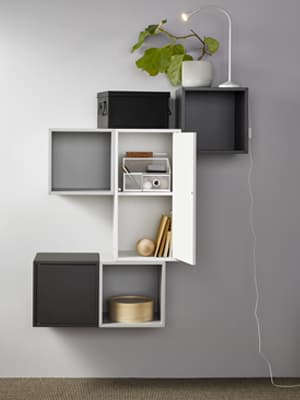 Un ensemble modulaire EKET agencé de couleur noir et gris avec et ssns portes.