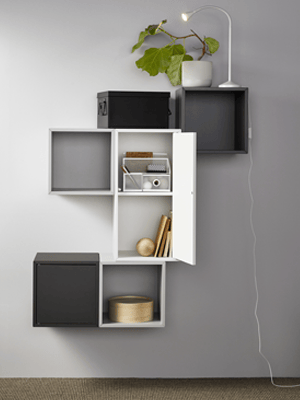 Un ensemble modulaire EKET agencé de couleur noir et gris avec et ssns portes.