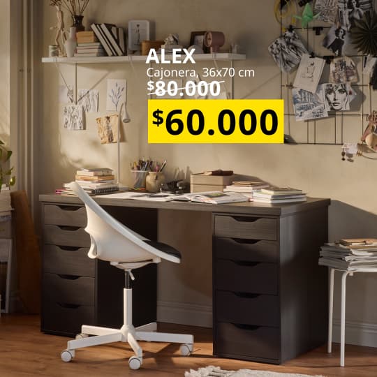 Un escritorio con dos cajoneras ALEX de 5 cajones en cada costado.