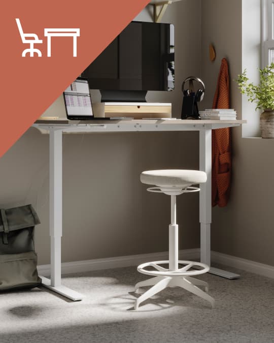 Un escritorio de altura ajustable y en la parte superior de la imagen un ícono de escritorio con silla de escritorio sobre un triángulo naranjo.