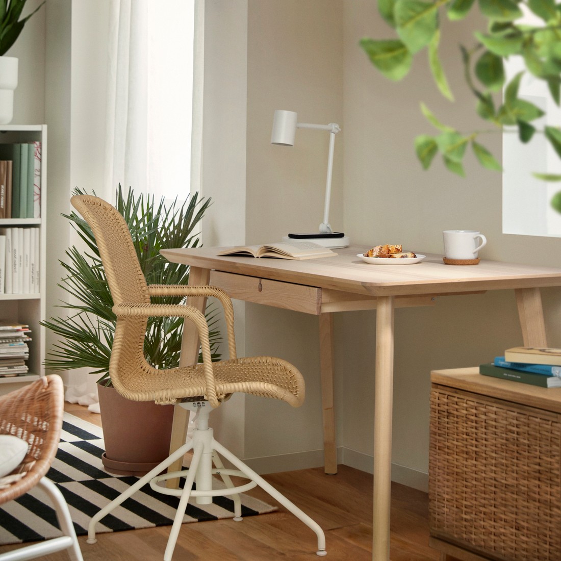 Un escritorio de madera LISABO con cajón.