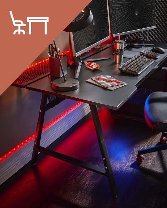 Un escritorio gamer con luces de neon en la parte de abajo y en la parte superior de la imagen un ícono de escritorio con silla de escritorio sobre un triángulo naranjo.