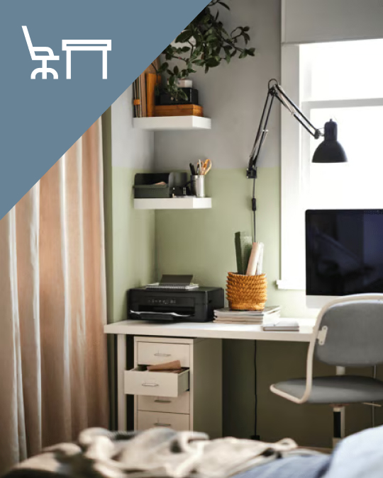 Un escritorio IKEA con respisas en la pared de la izquierda.