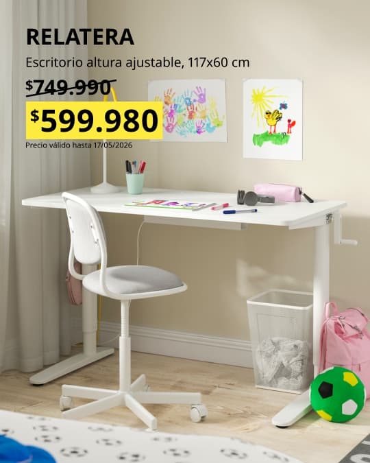 Un escritorio infantil REATERA en un dormitorio infantil con su precio promocional de $599.990 hasta el 10 de mayo.
