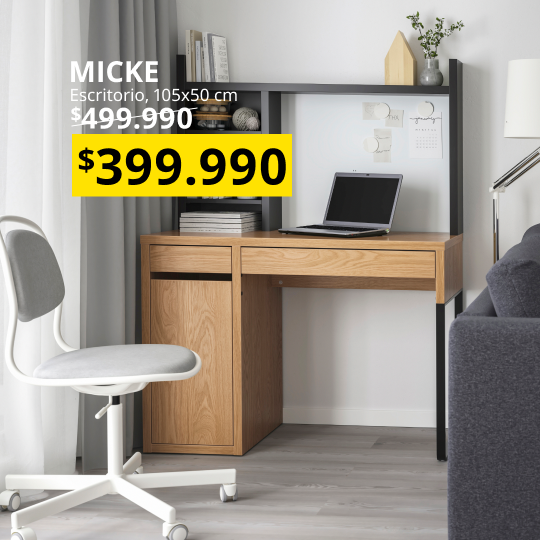 Un escritorio pequeño MICKE con cajón en la esquina de una sala con su precio promocional de $399.990