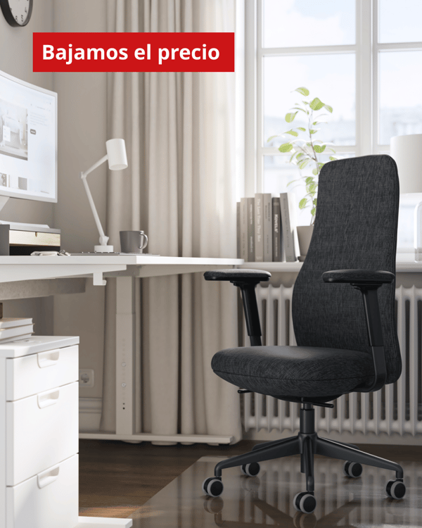 Un escritorio y una silla de escritorio con ruedas.