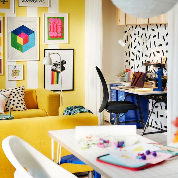 Un espace de bureau moderne avec deux bureaux debout, montrant des meubles de bureau clairs et foncés.