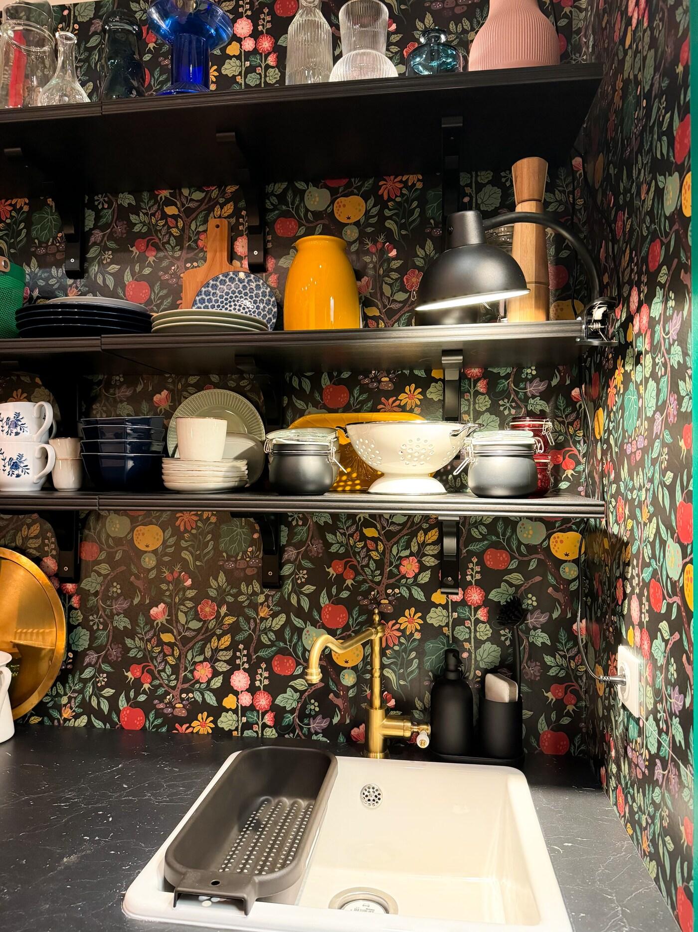 Un espace de rangement au dessus d'un évier dans la cuisine