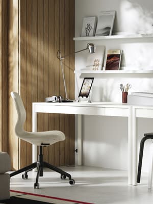 Un espace de travail avec un bureau TONSTAD