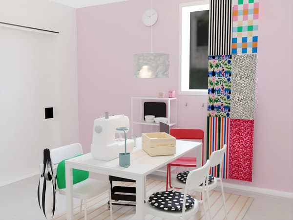 Un espace salle à manger dans une cuisine moderne et colorée