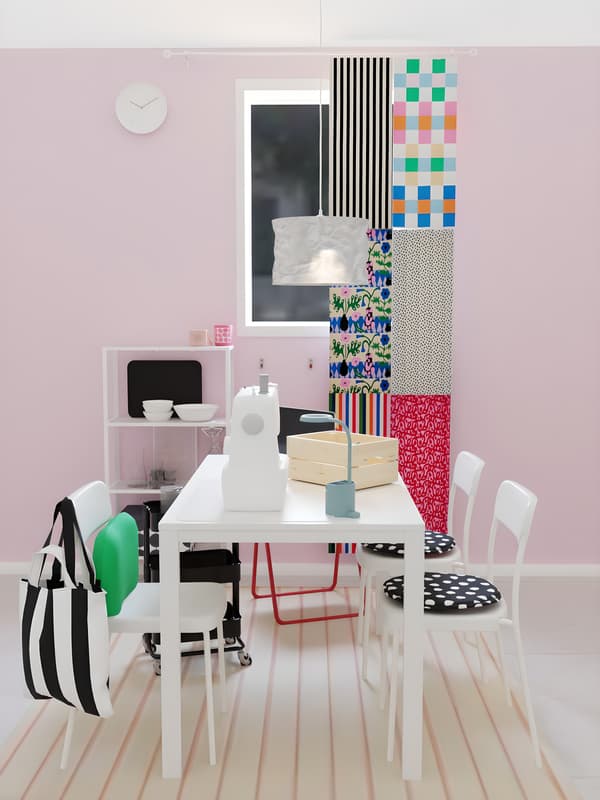 Un espace salle à manger dans une cuisine moderne et colorée