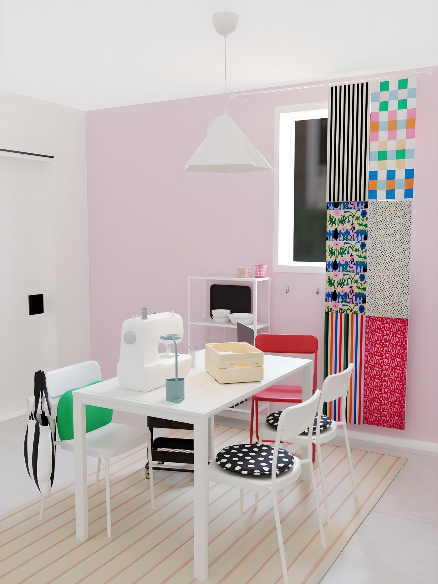 Un espace salle à manger dans une cuisine moderne et colorée