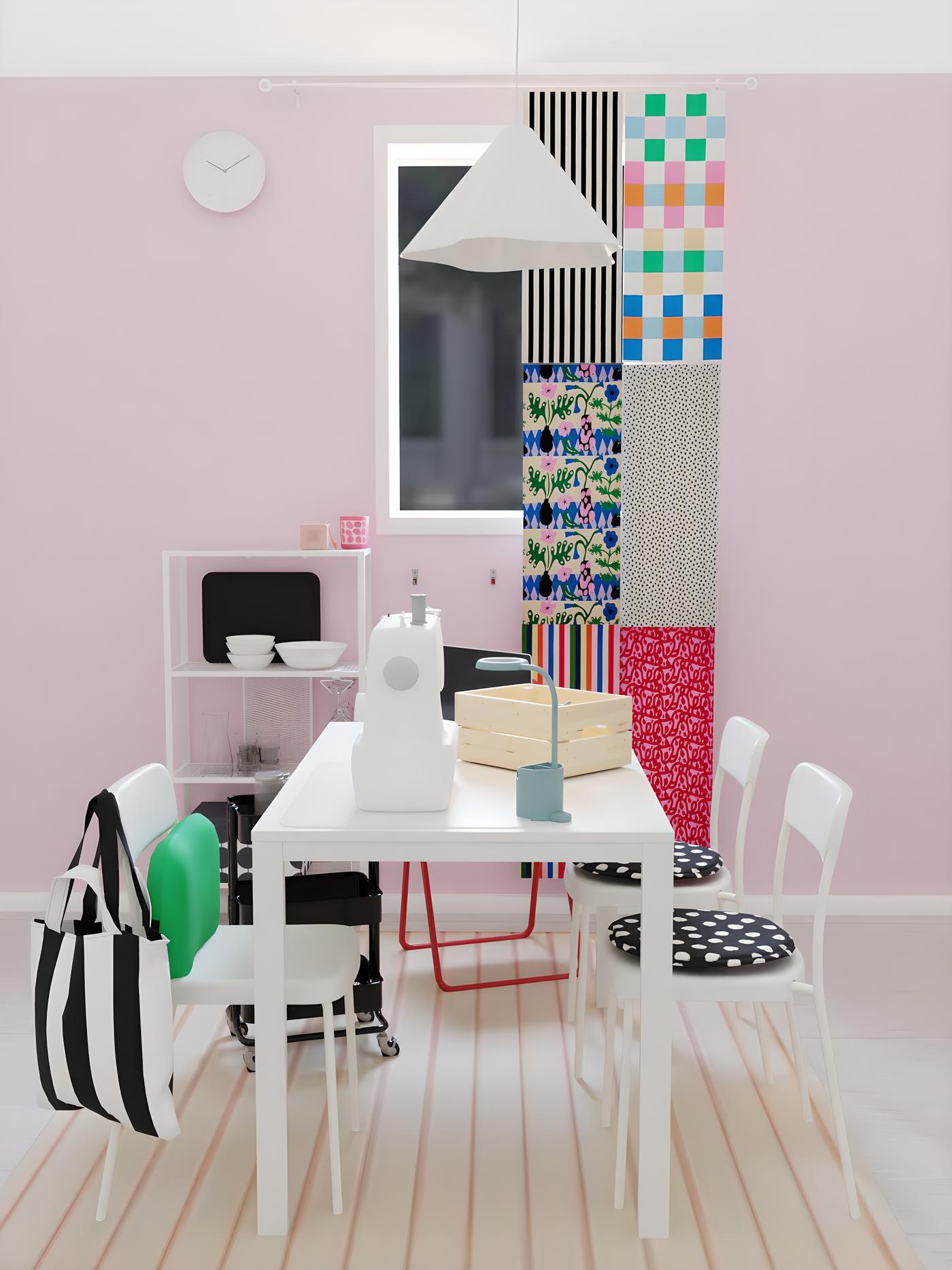 Un espace salle à manger dans une cuisine moderne et colorée