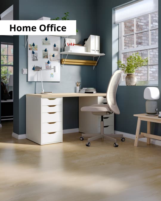 Un espacio de trabajo con un escritorio con cajones a ambos lados y una silla de escritorio ergonómica.