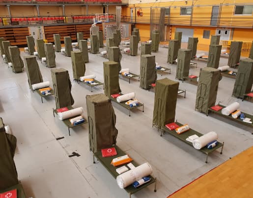 Un espai obert de gimnàs adaptat com a dormitoris per a les persones necessitades.