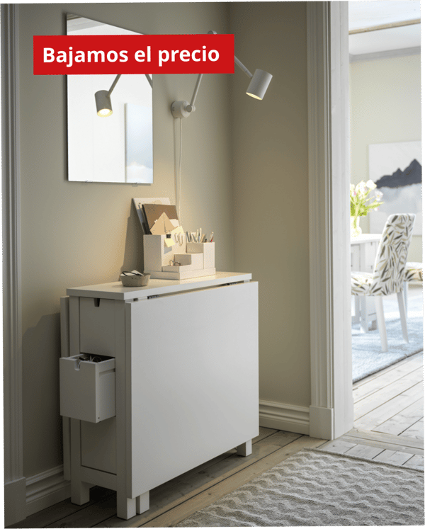 Un espejo en una pared sobre una mesa plegable.
