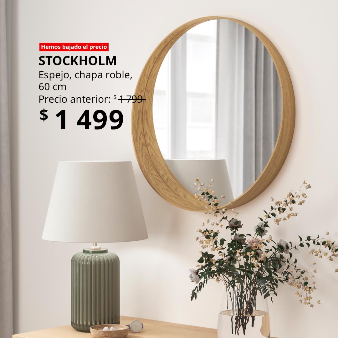 Un espejo STOCKHOLM con marco en chapa de roble.