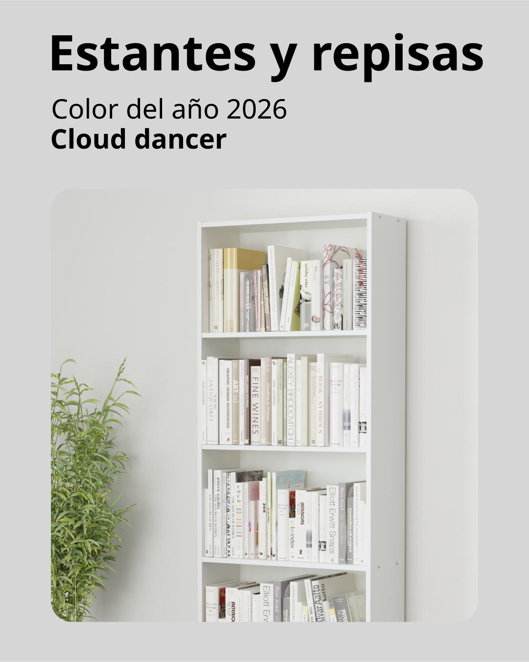Un estante BRIMNES delgado con libros apoyado en una pared.