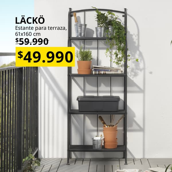 Un estante exterior apoyado en la pared de una terraza.