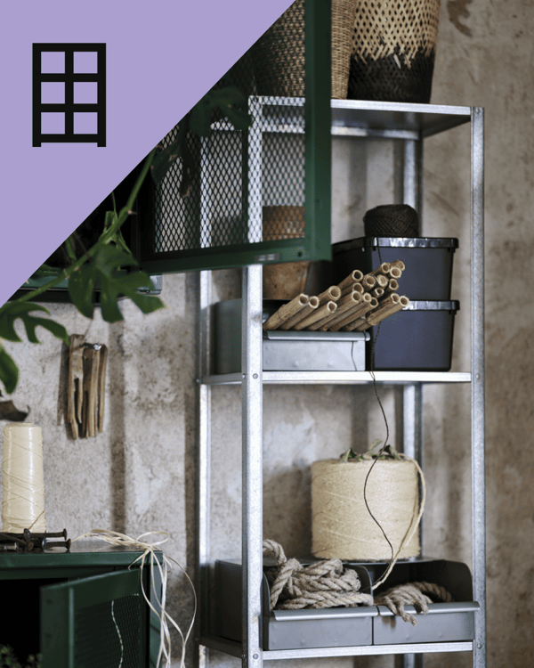 Un estante HYLLIS de IKEA en un expacio exterior con artículos de jardinería.