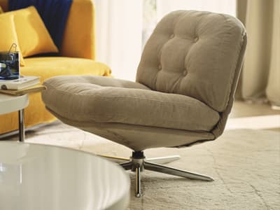 Un fauteuil beige DYVLINGE 