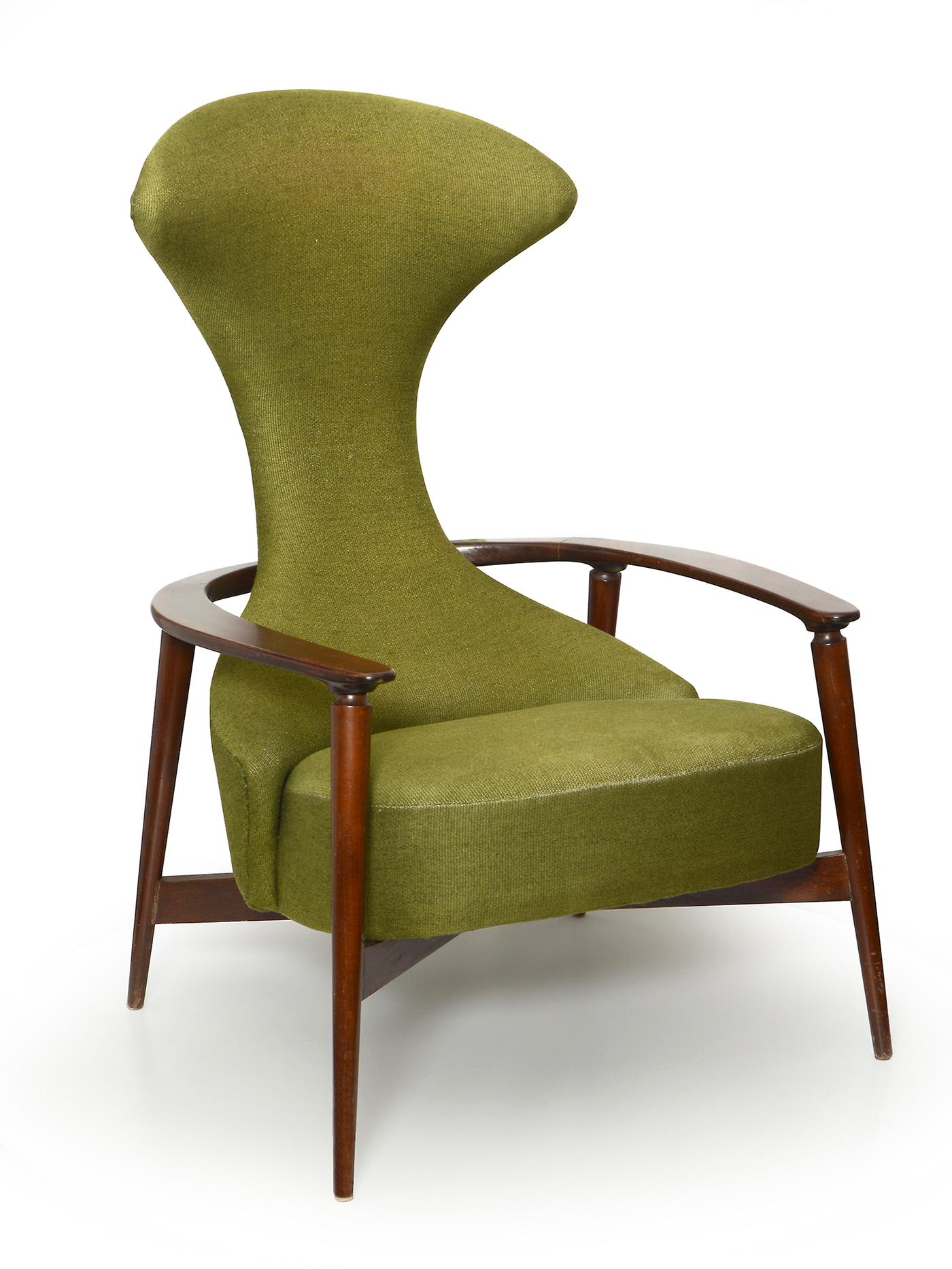 Un fauteuil IKEA CAVELLI de 1959 : garnissage vert olive de l’assise et du dossier, pieds et accoudoirs en bois foncé.